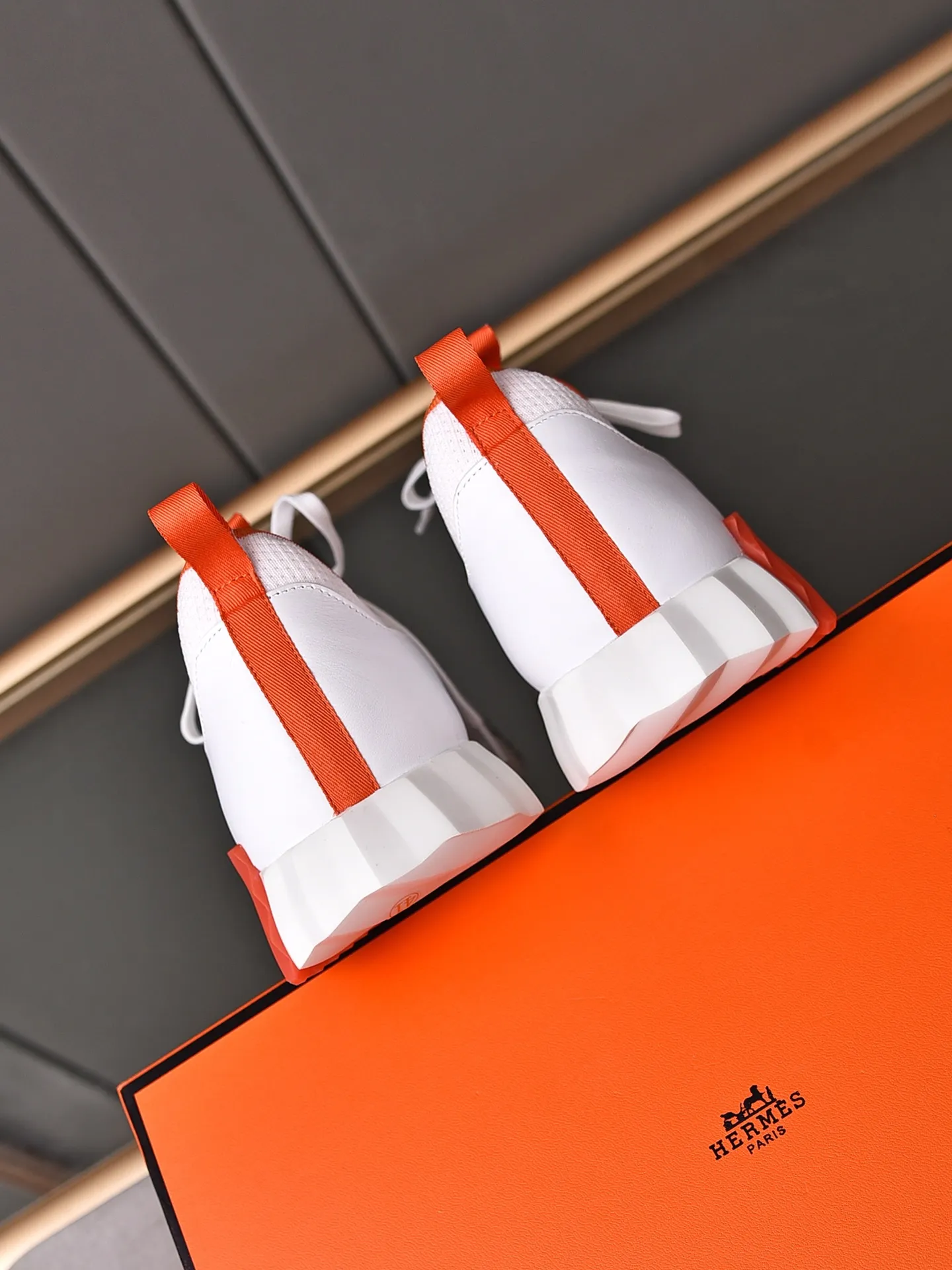 Factory price PP600 [Hermes] fe new arrival~ New Bouncing sneakers are the most comfortable shoes from Hermès, no one else⃣️. They are very light on the feet and look great. You won’t feel tired even when you go shopping and running around. 👍 Very light and comfortable, very light, suitable for both sports and leisure, and feel great when you step on them! It’s up to you to choose, there’s always what you want~ ✔️Fabric: Imported first-layer cowhide + high-elastic fly weave ✔️Inner lining: Imported water-dyed cow lining ✔️Outsole: Seamless combination of IP+TPU (multi-color letters) German technology irradiation machine ✔️Code number: Male 38-44 (45 customized)